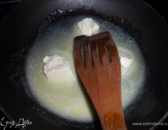 Растопить слив.масло на сковороде