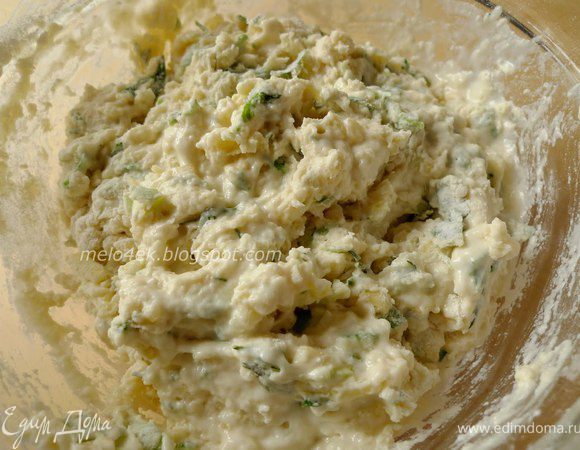 Жидкую смесь добавляем в мучную и быстро и не слишком тщательно перемешиваем. Мука должна лишь немного вобрать в себя жидкость.