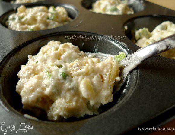 Формочки для маффинов смазать сливочным маслом и выложить в формочки. Духовку разогреть до 200 градусов и выпекать 20-25 минут