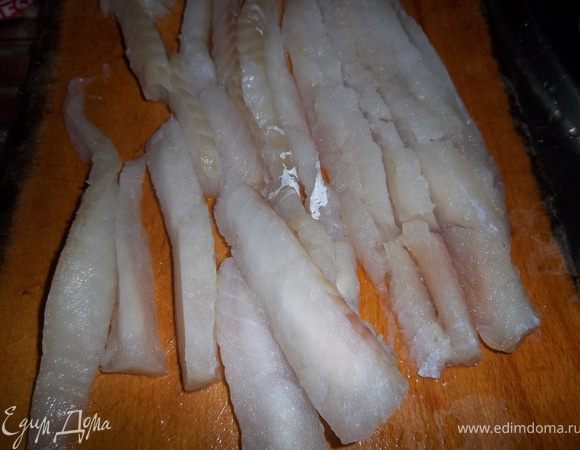 Филе рыбы порезать полосками.Приправить лимонным соком.Добавить соль,перец