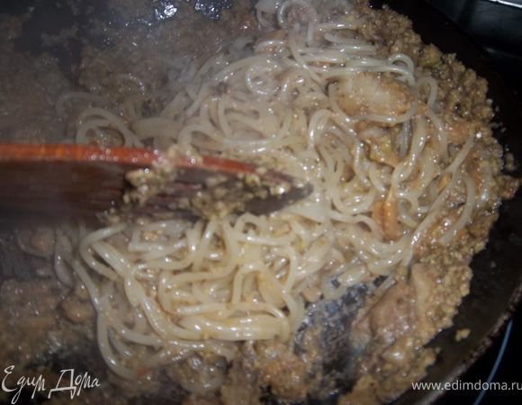 Смешать спагетти с полученной массой