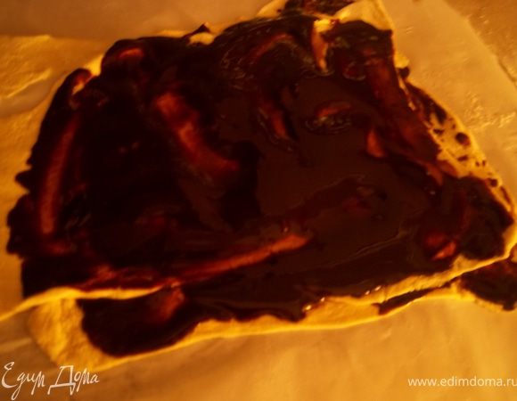 Приготовьте шоколадное масло(растопите шоколад с маслом).Выложите один лист теста на стол, смажьте его маслом.Сверху положите второй лист,снова смажьте.