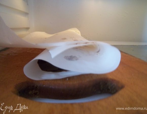 Сверните тесто в рулет и отправьте в холодильник на 30мин.Прогрейте духовку до 210С.Нарежьте рулет кольцами по 3мм, смажьте маслом. потом желтком,затем посыпьте солью.Выпекайте около 7 мин.