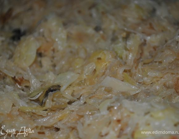 Отдельно обжарить капусту, посолить, поперчить.