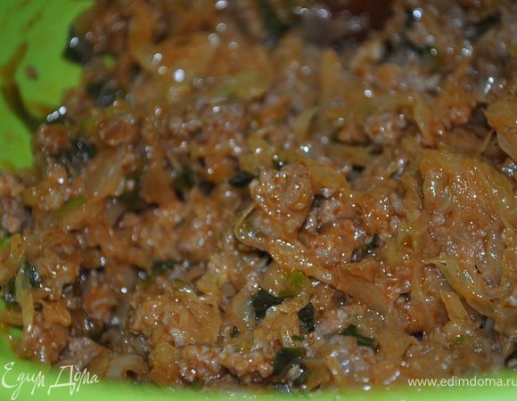 Остудить и смешать с мясной начинкой.