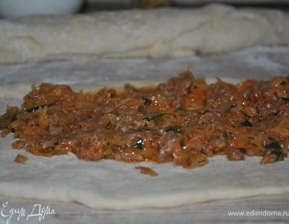  Подошедшее тесто обмять и разделить на 3 равные части (или на 6, я пеку обычно 2 небольших пирога). Каждую часть раскатать в прямоугольник. В середину выложить 1/3 (1/6) часть начинки, завернуть (свернуть) в рулет.