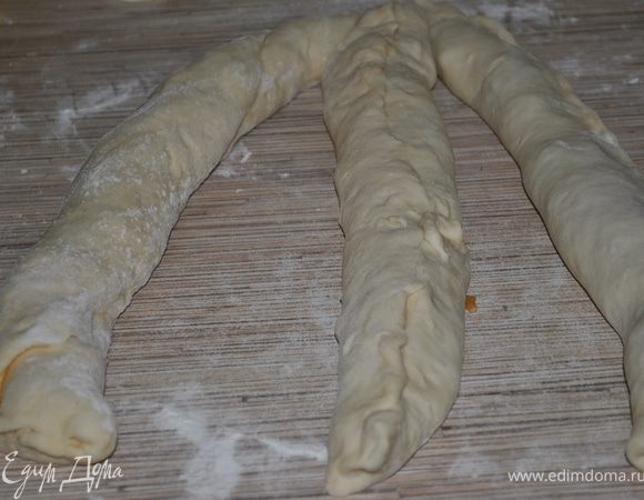 Тоже самое делаем с остальным тестом и начинкой. Заплести косу.