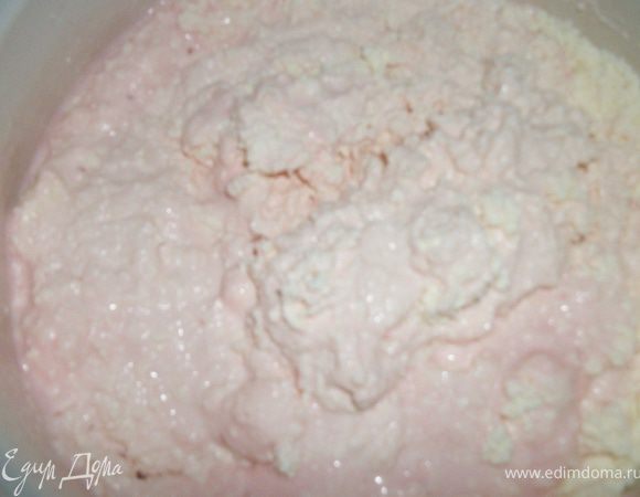 Творог размять толкушкой, добавить сахарную пудру, сметану, изюм и клубнику. Поставить в холодильник.