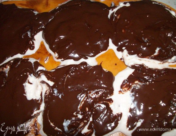 Вытянуть из морозильника, заполнить творожной массой и сверху залить шоколадом.Снова поставить в морозилку.
Когда сырки застынут они легко вынимаются из формочки. Хранить в морозилке и доставать за 20 минут до подачи.