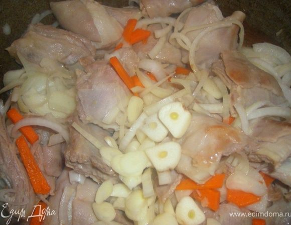 Убавляем огонь до среднего, добавляем лук, морковь, чеснок и розмарин, солим.Тушим еще минут 10 с открытой крышкой.