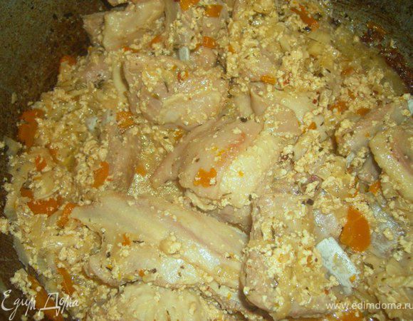 Вливаем молоко, убавляем огонь до минимума, накрываем крышкой и готовим еще 40-50 минут.