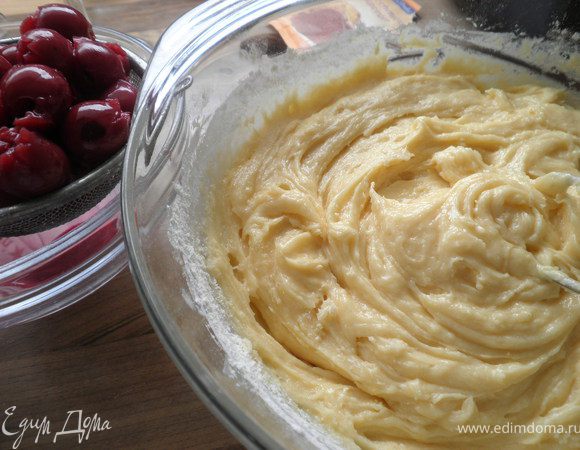 Смешать мягкое масло с сахаром, ввести по одному яйца + мука с разрыхлителем
Получится мягкое масляное тесто