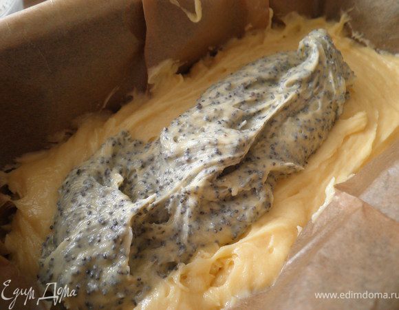 Выстелить форму бумагой для выпечки( смазывать не надо).Форму брала узкую, глубокую,как для хлеба(отсюда и название пирога), но можно и обычную...
Вылить половину теста.Во вторую всыпать мак, перемешать.Выложить поверх первого слоя.