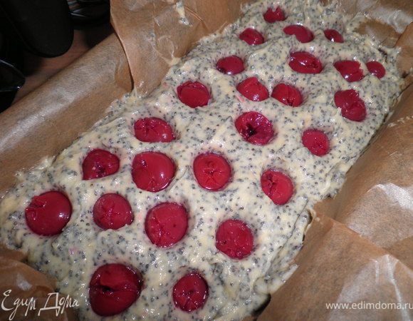 Вишни распределить по тесту, но не впритык,на растоянии. Немного вдавить.
Выпекать 35-40 минут.Сначала при 200 гр, после 15 минут немного убавить температуру .При " агресивной" духовке прикрыть неплотно фольгой.   и печь до готовности. 
Остудить, вынять из формы, посыпать сах. пудрой...
 