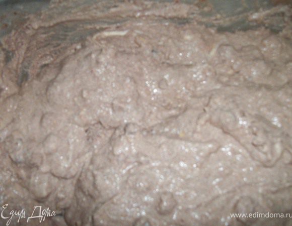 Творог размять толкушкой или взбить миксером. Смешать со сливками, размягченным маслом, добавить растопленный шоколад и сахарную пудру. Все хорошо перемешать.