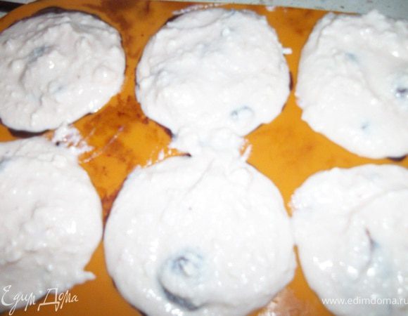 Творожную массу выложить в формы для печенья или силиконовые формы для маффинов, или в формочки из-под конфет. Между сырковыми слоями положить начинку, поставить в морозильник для застывания.