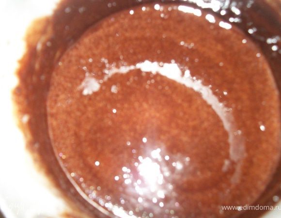 Сварить глазурь: для этого берем 4 ст. л. сахара, 2 ст. л. сметаны, 4 ст. л. какао, 20 . масла и растапливаем на паровой бане.