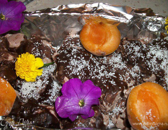 Когда глазурь остыла, достаем конфеты из морозильника и заливаем глазурью, сверху посыпать кокосовой стружкой. Ставим в морозильник для застывания. Хранить в морозилке. Перед подачей заранее достать для оттаивания.