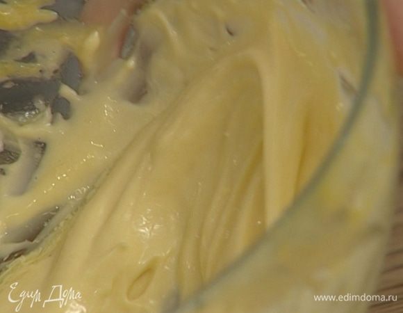 Добавить немного лимонного сока и, не переставая взбивать, вливать оливковое масло тонкой струйкой. Если майонез становится слишком густым, влить еще немного лимонного сока. 