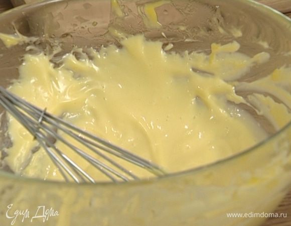 Добавить горчицу и взбить все в крепкую густую массу.