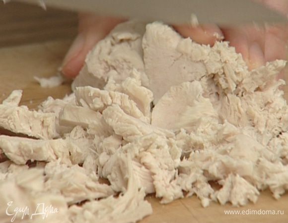 Куриное филе мелко нарезать, посолить и поперчить.