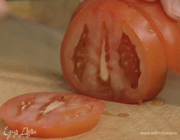Помидор нарезать тонкими дольками. 