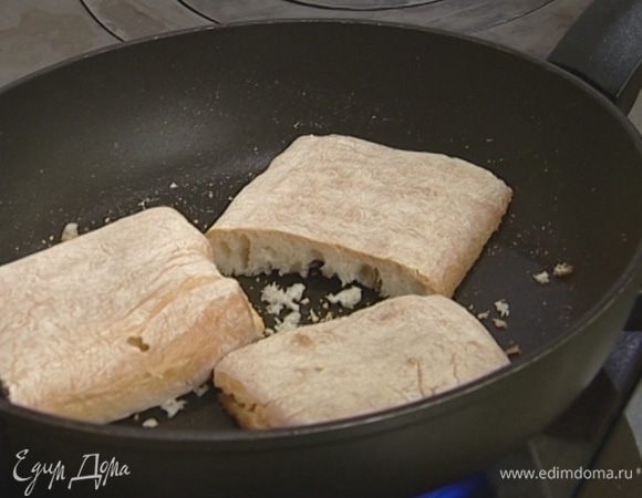 Чиабатту разрезать вдоль и пополам на три части и обжарить на сковороде без добавления масла.