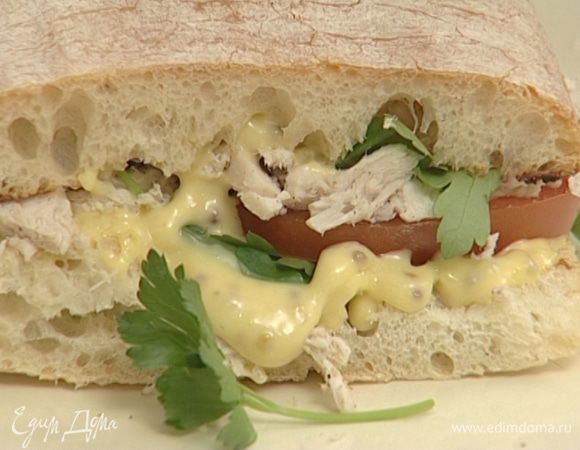 Смазать одну часть чиабатты майонезом, сверху положить несколько веточек петрушки, немного курицы, дольку помидора, посолить и поперчить, добавить еще немного петрушки, накрыть второй частью чиабатты, тоже смазанной майонезом.
Так же приготовить остальные сэндвичи.
