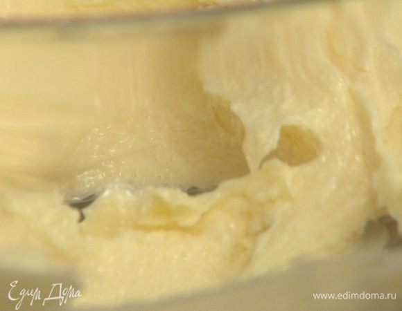 Взбить 300 г предварительно размягченного сливочного масла с сахаром.