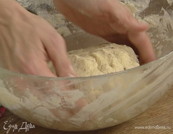 Добавить просеянную муку и орехи к маслу с сахаром и все вымешать.