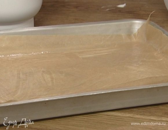 Застелить противень бумагой для выпечки, смазать бумагу сливочным маслом.