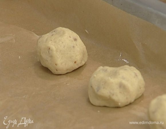 Сформировать из теста небольшие лепешки (диаметром примерно 5 см).