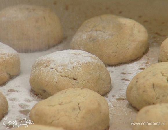 Готовое печенье присыпать сахарной пудрой.