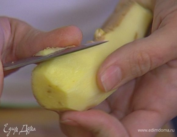 Имбирь почистить и нарезать тонкими полосками. 