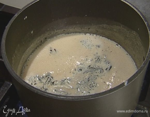 Поставить кастрюлю на огонь, довести молоко до кипения, сразу же снять с плиты и дать постоять 1–2 минуты. Повторить все это еще 2–3 раза. 