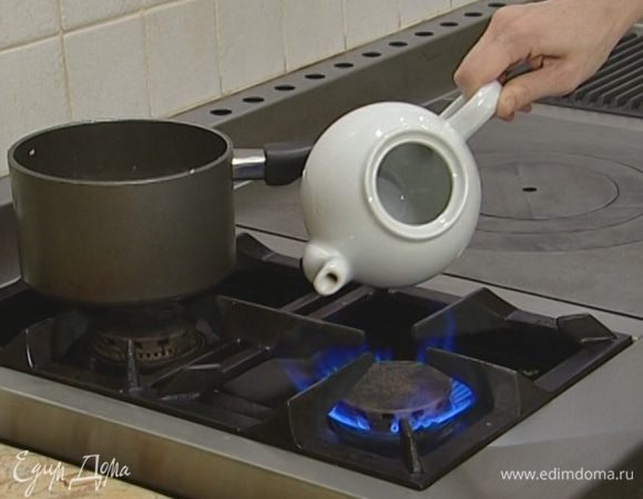 Прогреть заварочный чайник горячим воздухом, подержав его над огнем. 