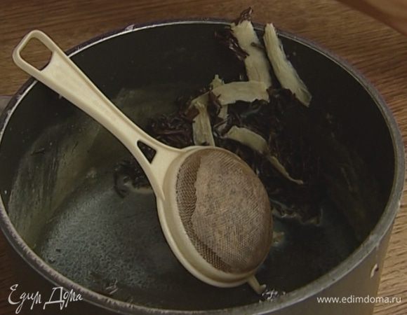 Процедить готовый чай через сито в заварочный чайник и подавать.