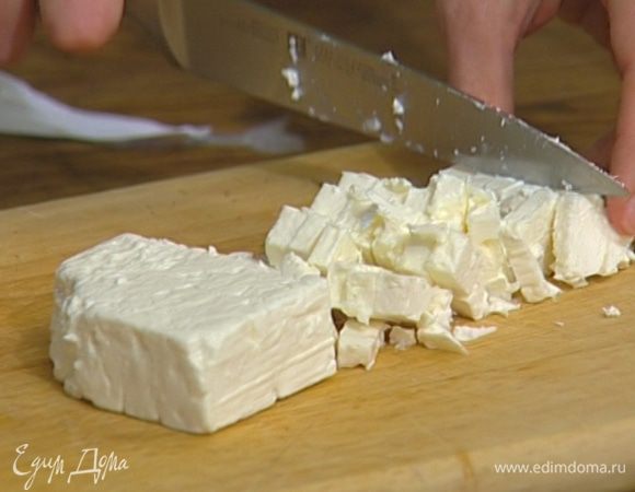 Фету нарезать кубиками.