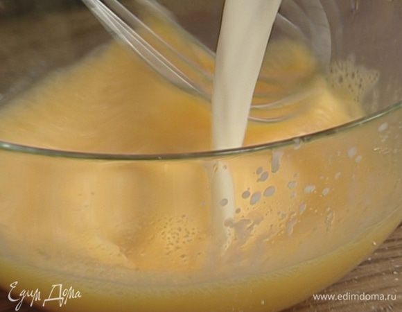 Яйца взбить с молоком и щепоткой соли.
