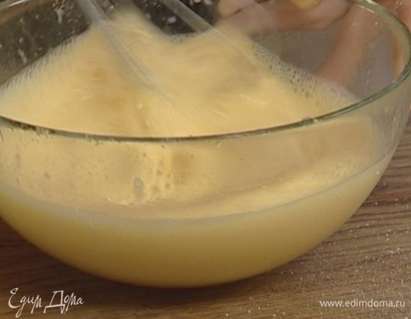 Не переставая взбивать, влить 70 мл оливкового масла.