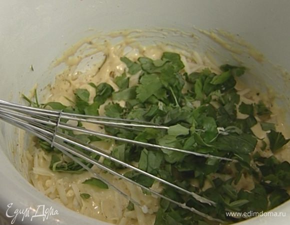Добавить муку, щепотку перца, тмин, нарезанную фету и свежую зелень. Вымешать тесто.