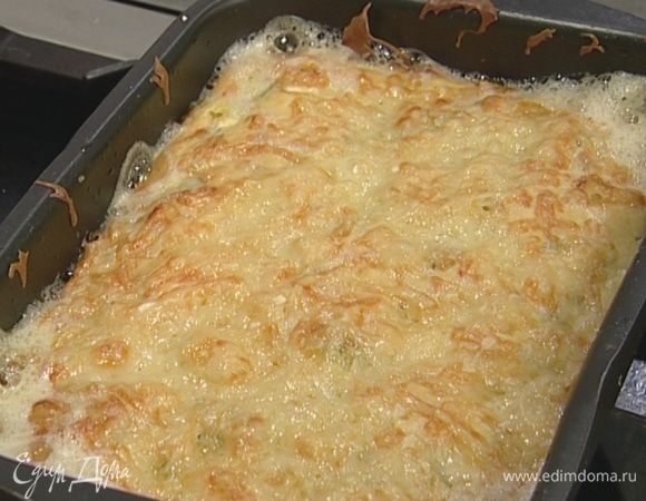 Выпекать пирог в разогретой духовке 25 минут.