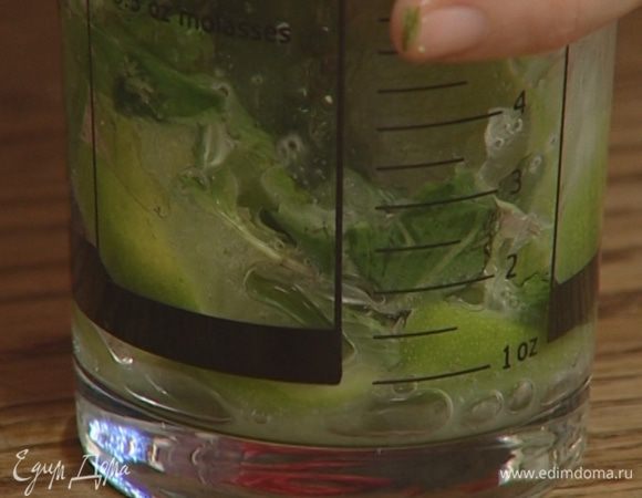 Растолочь нарезанный лайм в шейкере с половиной листьев мяты и сахаром.