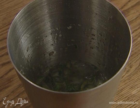 Добавить ром и немного льда, хорошенько взболтать.