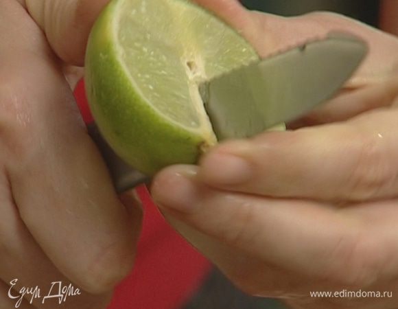 Половинку лайма разрезать на дольки и украсить коктейль.