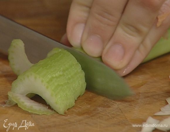 Сельдерей мелко нарезать.