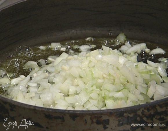 В большой сковороде разогреть 3 ст. ложки оливкового и 1 ст. ложку сливочного масла и слегка обжарить лук, чеснок и сельдерей.