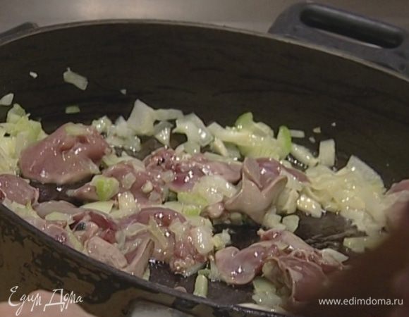 Как только лук станет прозрачным, добавить в сковороду куриную печень, поперчить и жарить 2–3 минуты.