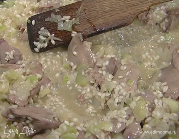 Посолить, затем влить вино и дать рису немного покипеть.