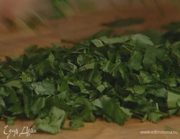 Зелень петрушки порубить.